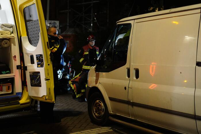 Fiets belandt onder bestelbus