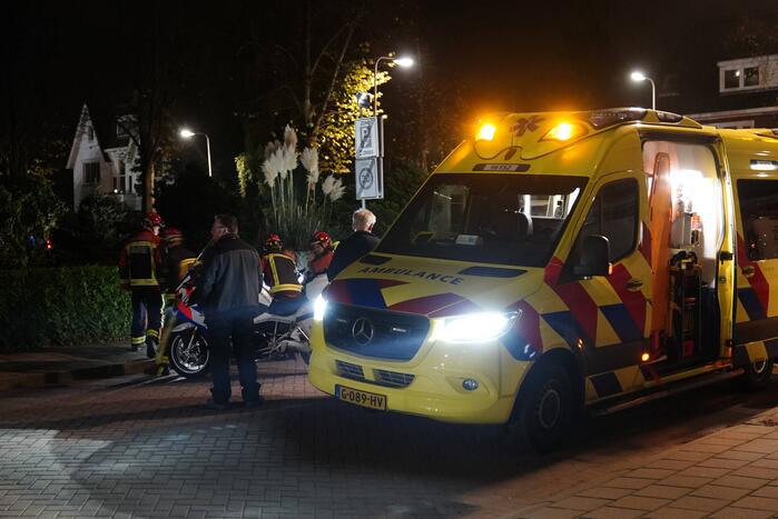 Fiets belandt onder bestelbus