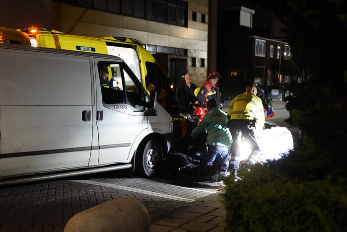 Fiets belandt onder bestelbus