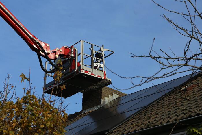 Brandweer veegt schoorsteen na brand