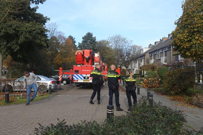 Brandweer veegt schoorsteen na brand