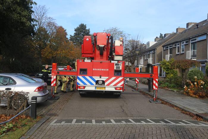 Brandweer veegt schoorsteen na brand