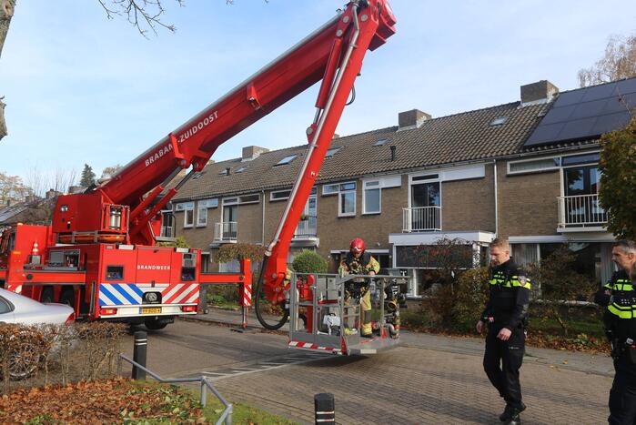 Brandweer veegt schoorsteen na brand