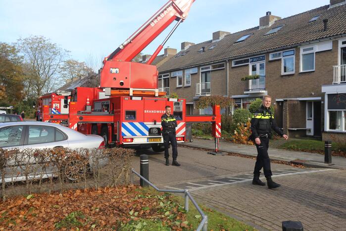 Brandweer veegt schoorsteen na brand