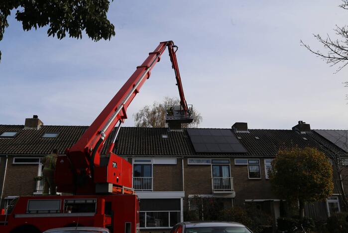 Brandweer veegt schoorsteen na brand