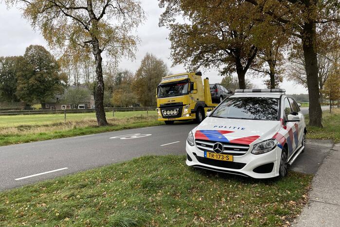 Auto botst frontaal tegen boom