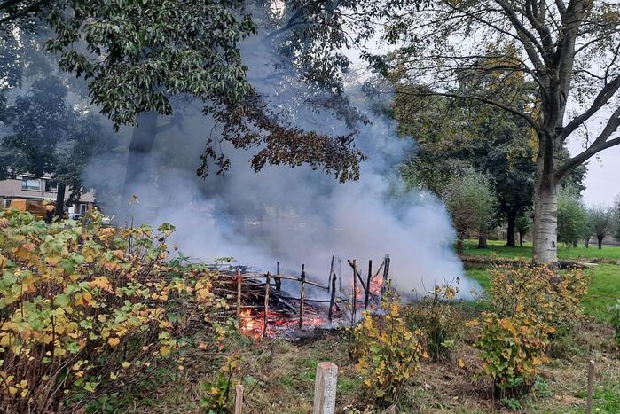 Veel rook bij brand buiten