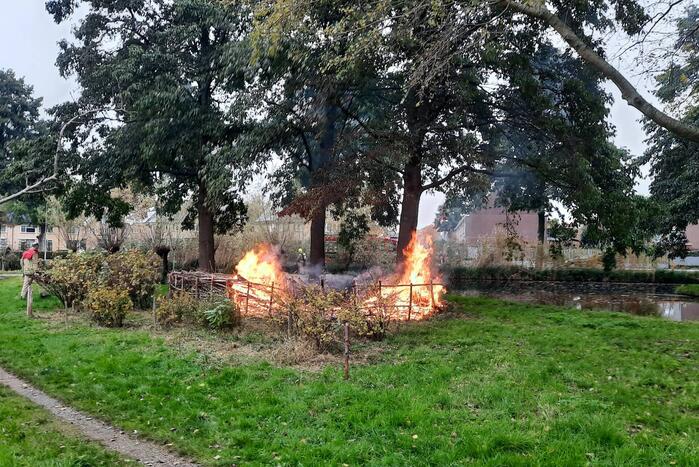 Veel rook bij brand buiten