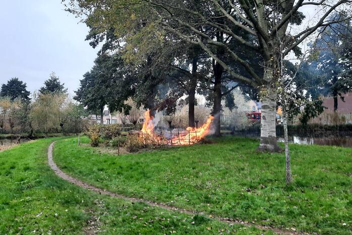 Veel rook bij brand buiten