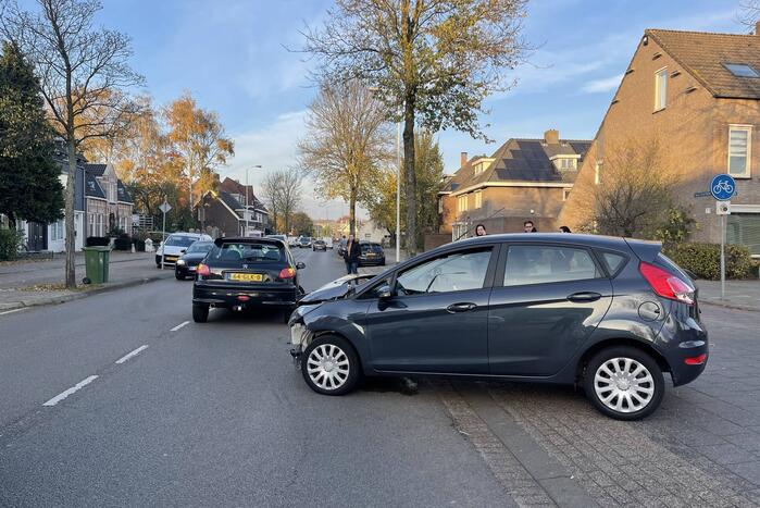 Veel schade bij ongeval tussen twee auto's