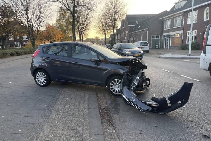 Veel schade bij ongeval tussen twee auto's
