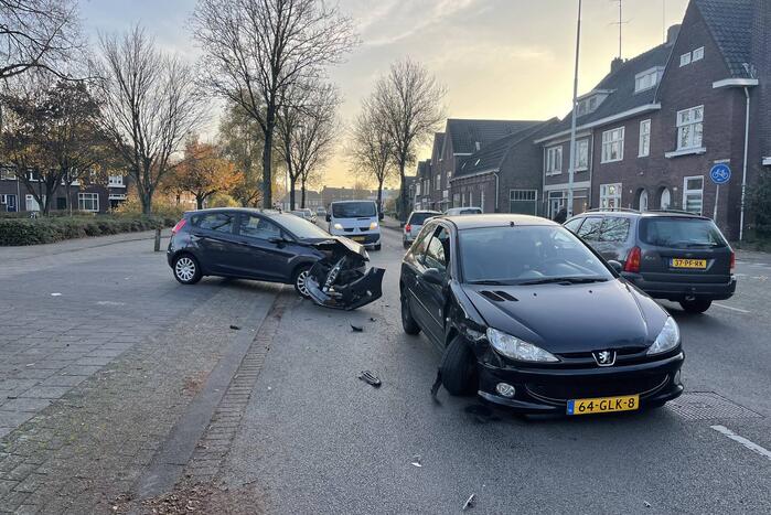 Veel schade bij ongeval tussen twee auto's
