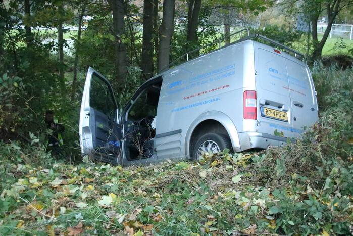 Bestuurder zwaargewond bij botsing met boom