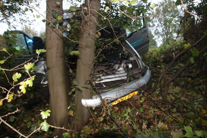 Bestuurder zwaargewond bij botsing met boom