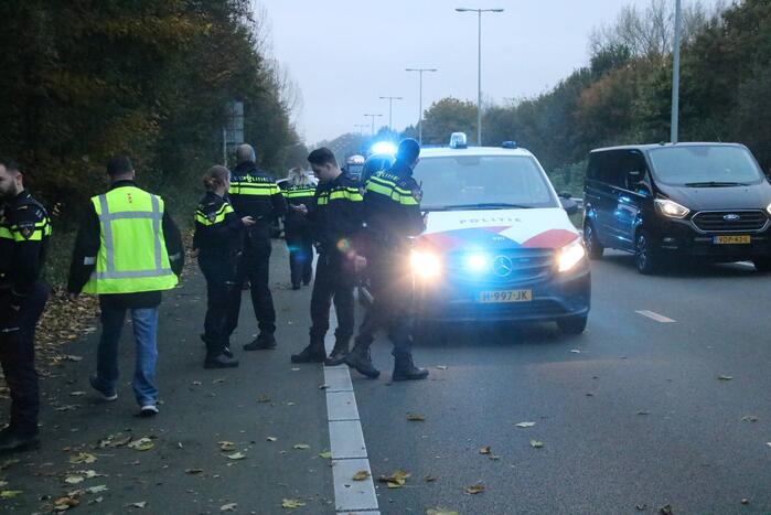 Bestuurder zwaargewond bij botsing met boom