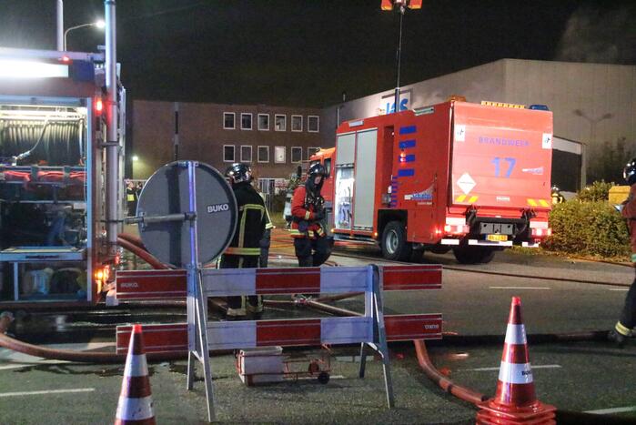 Twee geparkeerde vrachtwagens uitgebrand
