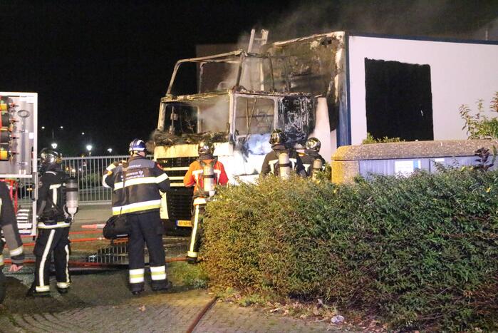 Twee geparkeerde vrachtwagens uitgebrand