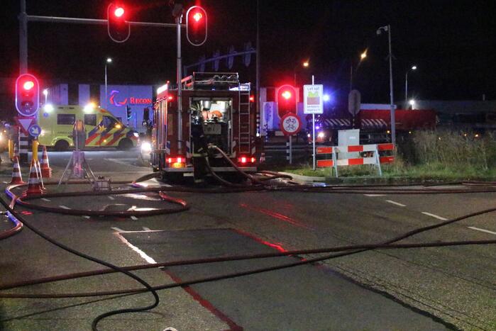 Twee geparkeerde vrachtwagens uitgebrand