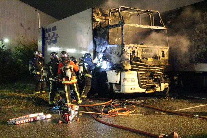 Twee geparkeerde vrachtwagens uitgebrand