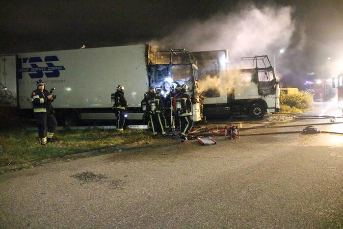 Twee geparkeerde vrachtwagens uitgebrand