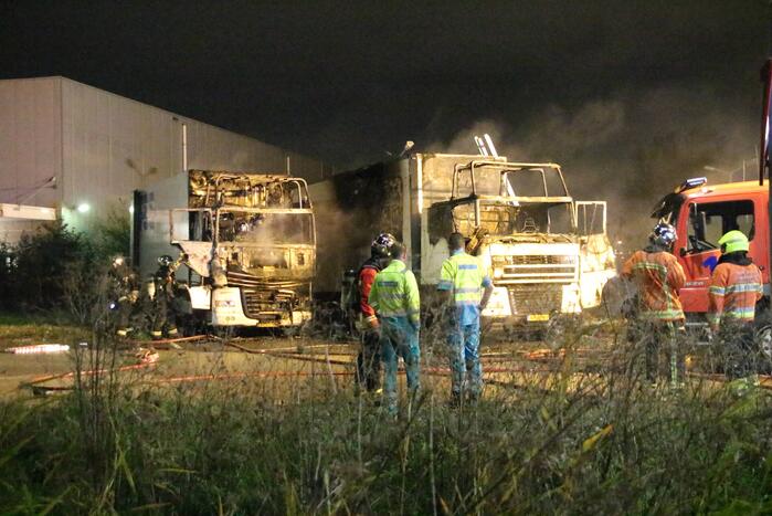 Twee geparkeerde vrachtwagens uitgebrand