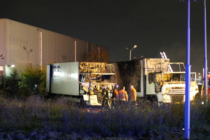 Twee geparkeerde vrachtwagens uitgebrand