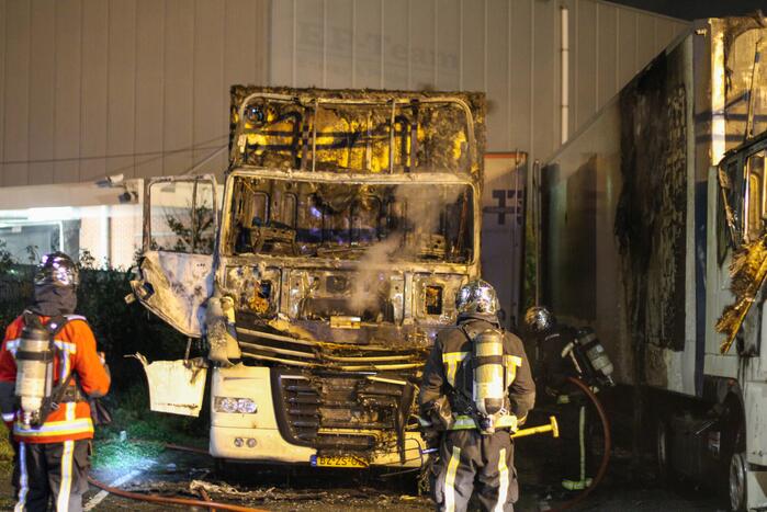 Twee geparkeerde vrachtwagens uitgebrand