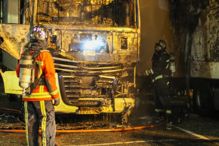 Twee geparkeerde vrachtwagens uitgebrand