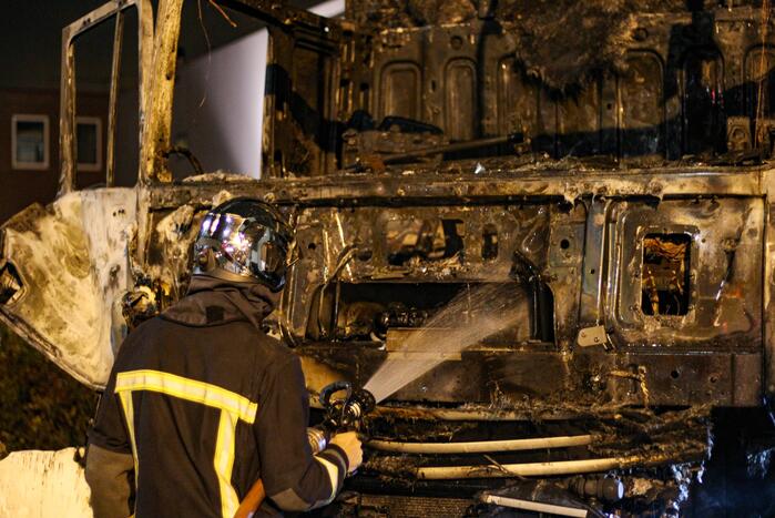 Twee geparkeerde vrachtwagens uitgebrand