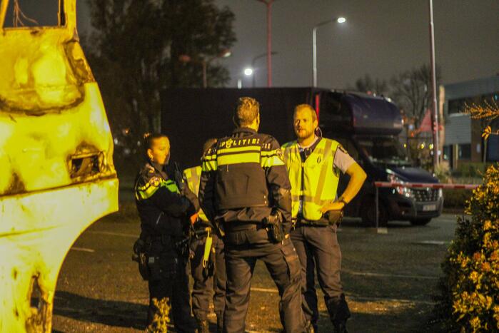 Twee geparkeerde vrachtwagens uitgebrand