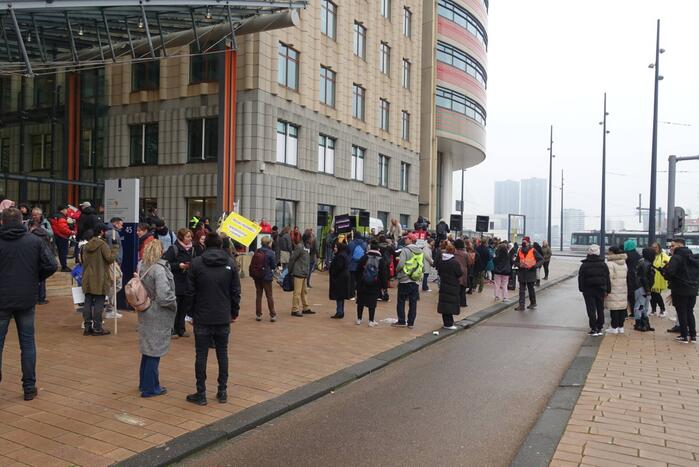 Gedupeerden toeslagenaffaire protesteren bij Belastingdienst