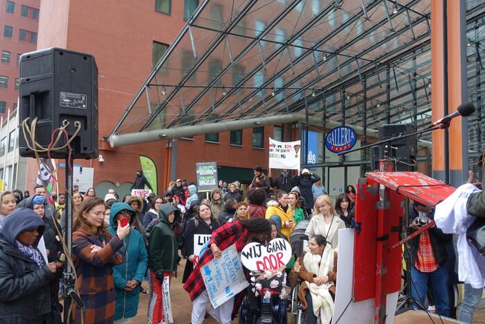 Gedupeerden toeslagenaffaire protesteren bij Belastingdienst