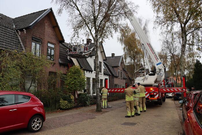 Brandweer blust brand in dak
