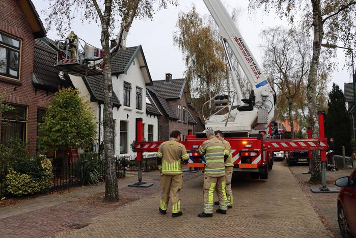 Brandweer blust brand in dak