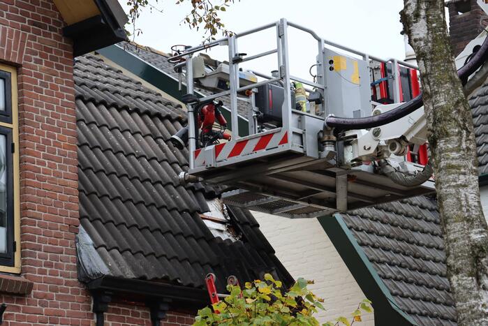 Brandweer blust brand in dak