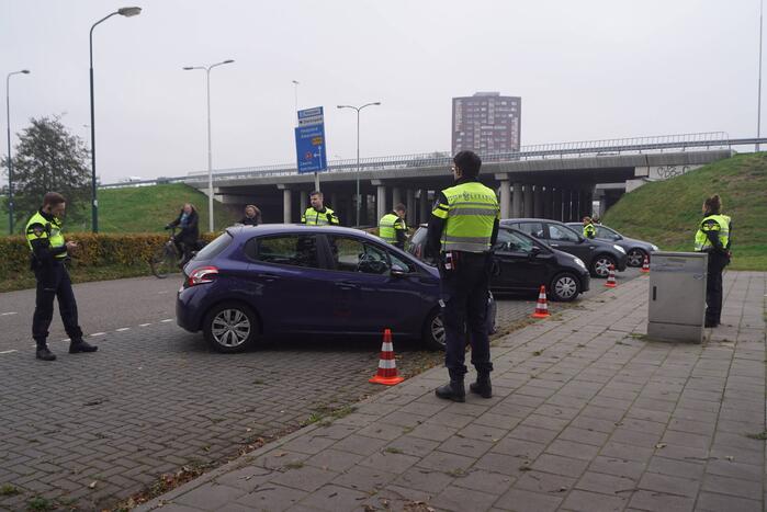 Politie houdt controle op carpoolplaats