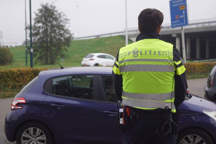 Politie houdt controle op carpoolplaats