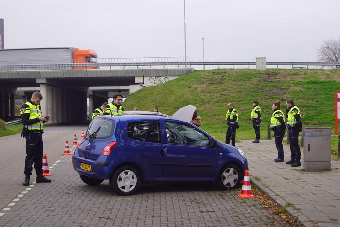 Politie houdt controle op carpoolplaats