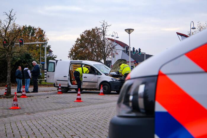 Politie houdt voertuigcontrole op parkeerplaats