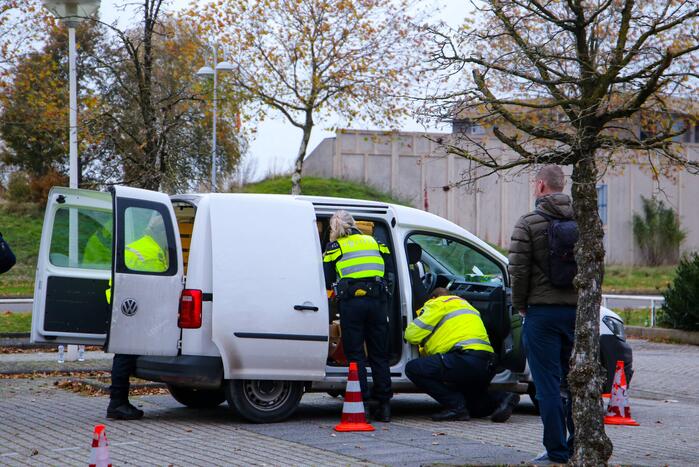Politie houdt voertuigcontrole op parkeerplaats
