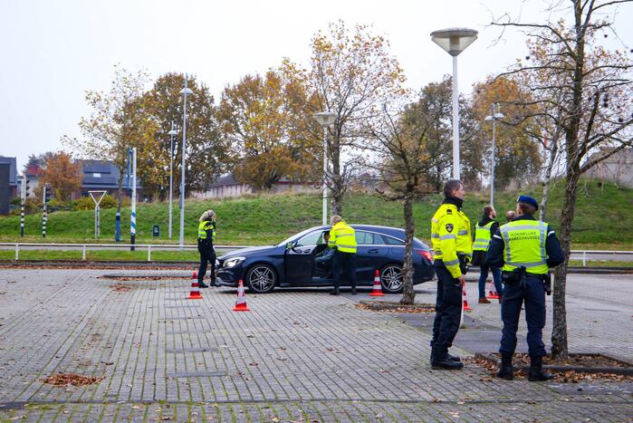 Politie houdt voertuigcontrole op parkeerplaats