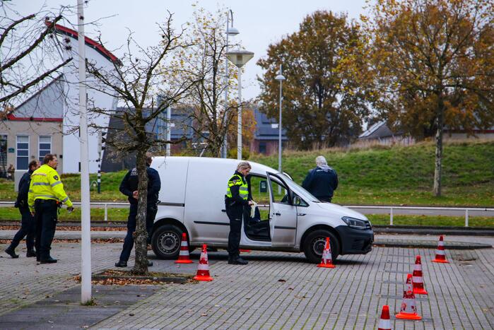 Politie houdt voertuigcontrole op parkeerplaats