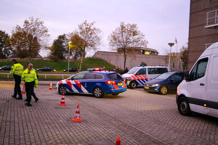 Politie houdt voertuigcontrole op parkeerplaats