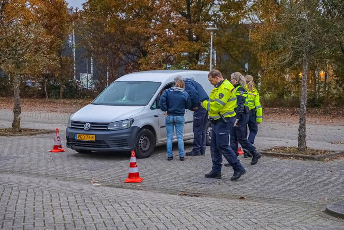 Politie houdt voertuigcontrole op parkeerplaats