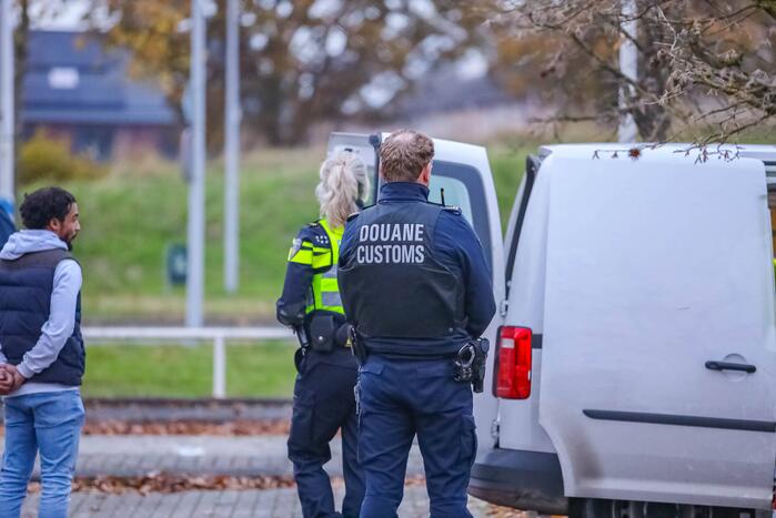 Politie houdt voertuigcontrole op parkeerplaats