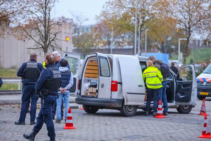 Politie houdt voertuigcontrole op parkeerplaats