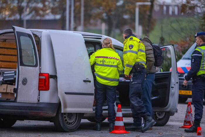 Politie houdt voertuigcontrole op parkeerplaats