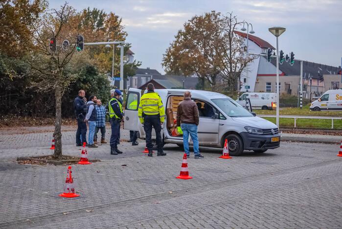 Politie houdt voertuigcontrole op parkeerplaats