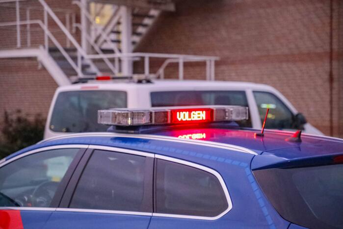 Politie houdt voertuigcontrole op parkeerplaats