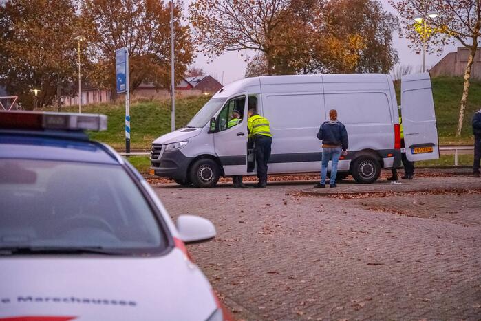 Politie houdt voertuigcontrole op parkeerplaats